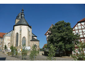 Fronleichnamsprozession durch die Straßen von Naumburg (© Karl-Franz Thiede)